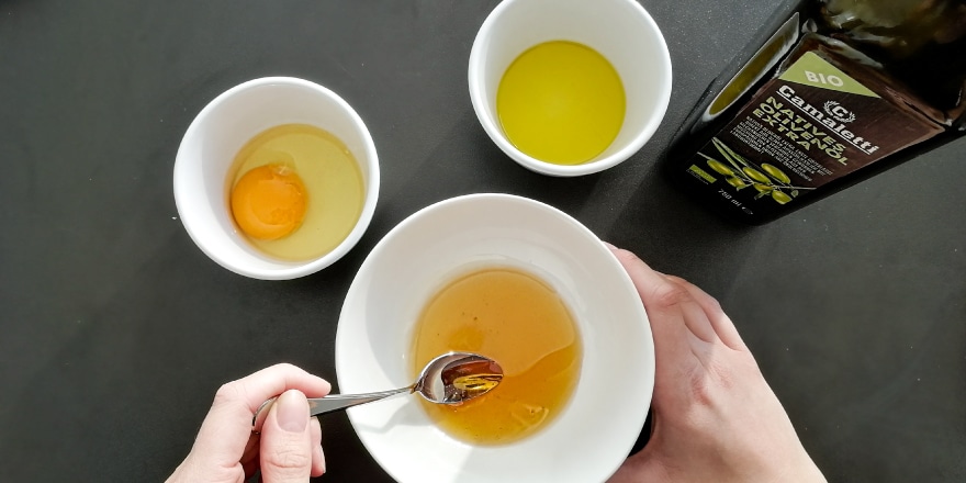Selbstgemachte Haarkur mit Ei, Honig und Olivenöl